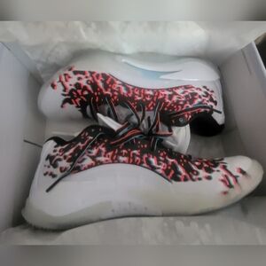 Nike White and Red Patterned Sneakers